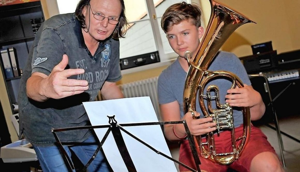 Früh übt sich, wer ein musikalischer Meister werden will: Tenorhornspieler David Friese erhält Tipps von Reiner Rahmlow.