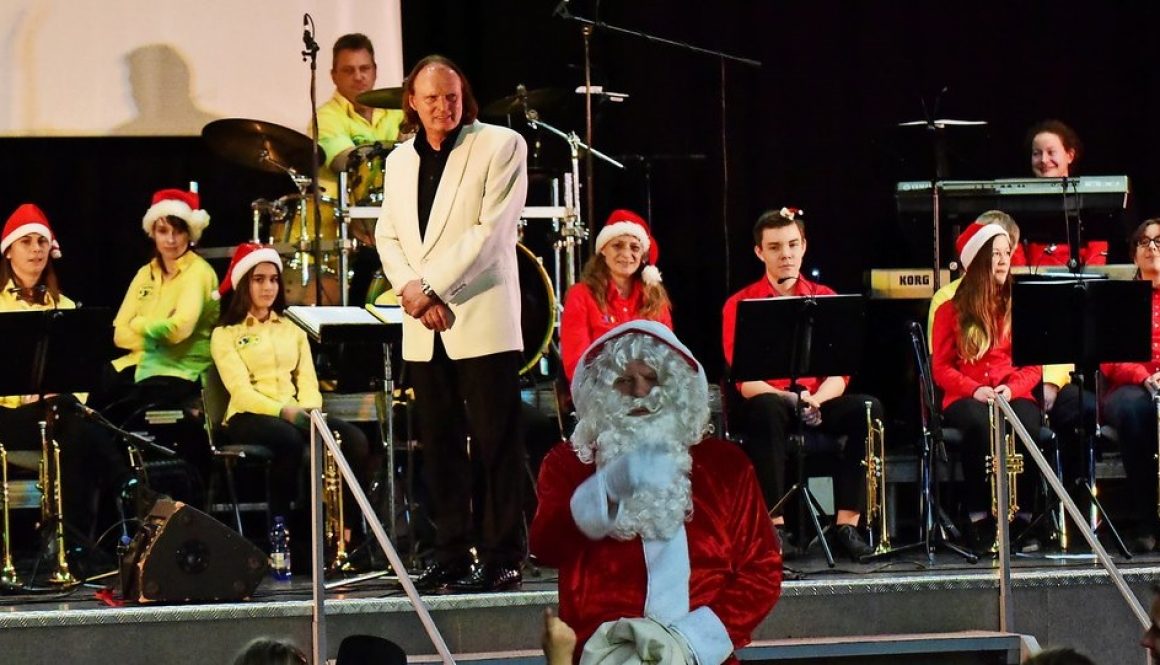 Passend zu weihnachtlichen Melodien des Jugendblasorchesters verteilte der Weihnachtmann kleine Geschenke im Publikum. Foto: Thomas Kube