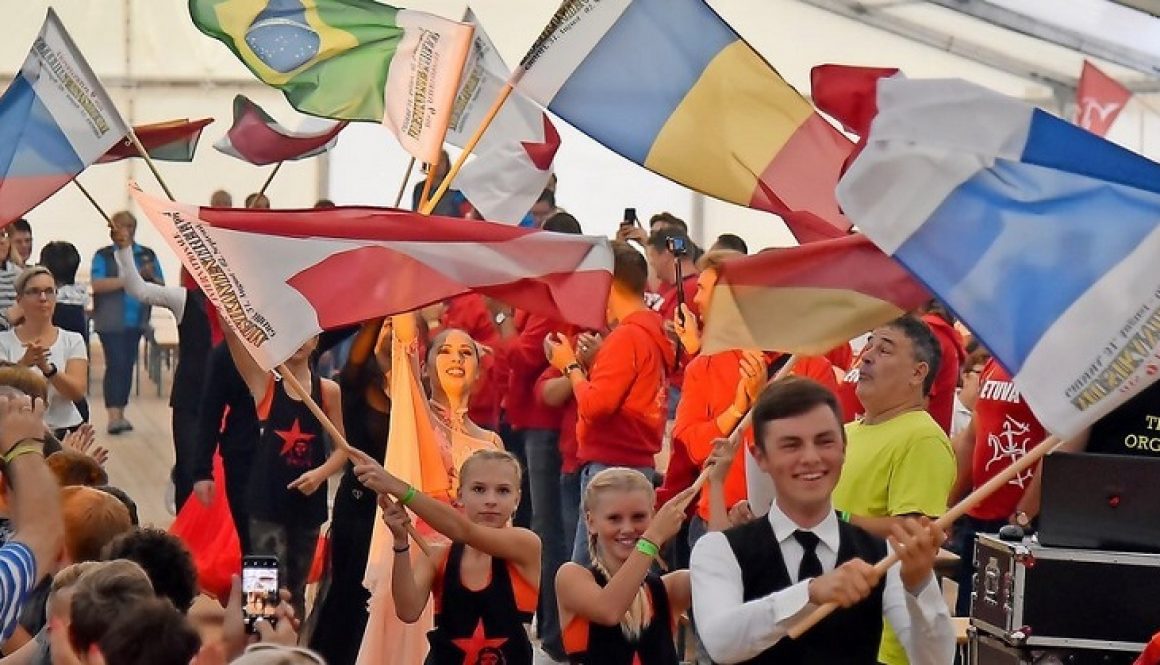 Mitglieder vom Tanzclub Blau-Gelb Grimma tragen wehend die Flaggen der teilnehmenden Länder ins Festzelt. Die Eröffnungsgala ließ keine Wünsche offen. Foto: Frank Schmidt
