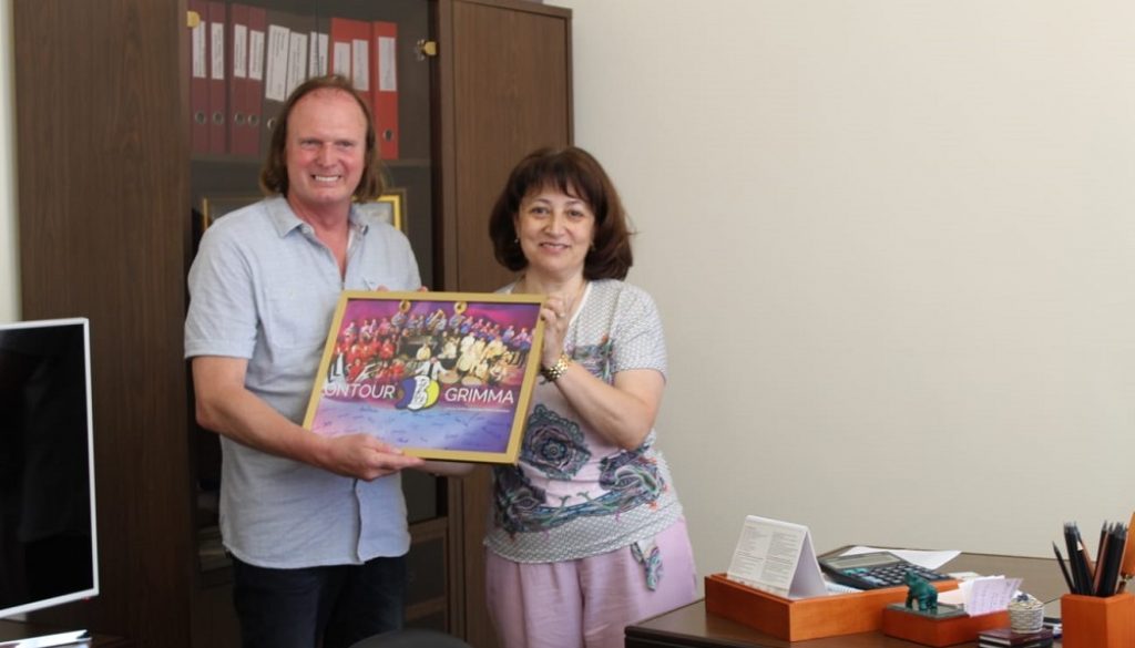 Die Direktorin der Musikschule „Shkola Shmeleva“ in Sotschi, Ruzanna Georgievna Barseghyan, empfängt Reiner Rahmlow zu einem Erfahrungsaustausch.