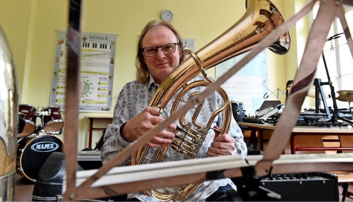 Grimmas Stadtmusikdirektor Reiner Rahmlow wird 60 Jahre alt. Seit Jahrzehnten ist er Musiklehrer, der selbst fünf verschiedene Instrumente spielen kann.