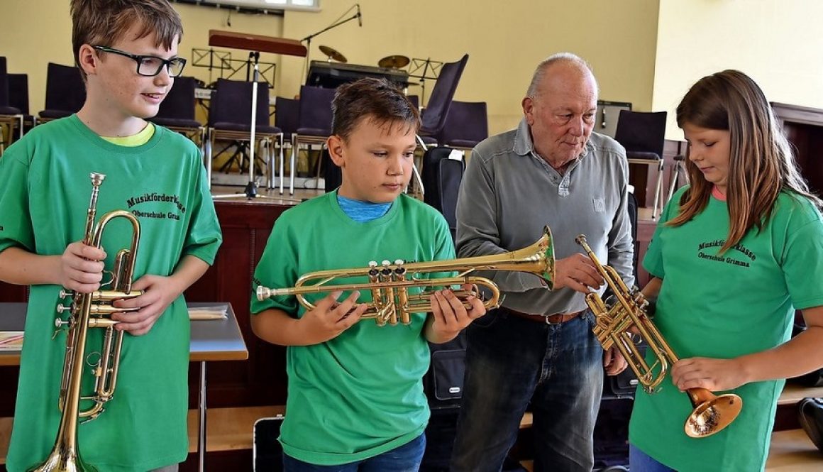 Trompetenlehrer Ralf Rohr übergibt seinen zukünftigen Musikschülern höchstpersönlich das zu erlernende Instrument.