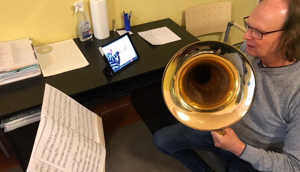 Seit Montag wird in der Orchesterschule des Jugendblasorchesters Grimma die Instrumentalausbildung per Videochat vorgenommen. Foto:JBO Grimma