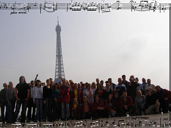 vor-dem-Abflug---Gruppenfoto-vor-dem-Eifelturm-in-Paris